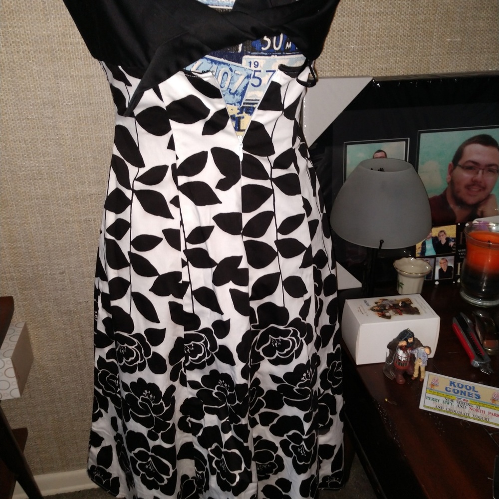 Nine West Dress - Size 2 - Black & White - Picture 4 of 5